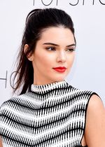 Cantiknya Kendall Jenner Berbibir Merah