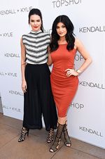 Cantiknya Kendall Jenner Berbibir Merah