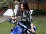 Ngeeeng... Mau Dibonceng Prilly Latuconsina Naik Mini Trail?