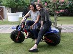 Ngeeeng... Mau Dibonceng Prilly Latuconsina Naik Mini Trail?