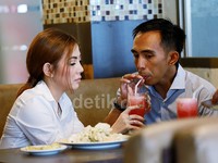 Bella memang sedang mesra-mesranya dengan sang suami.