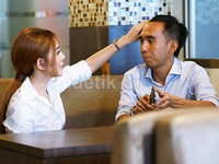Jarang bertemu, pelantun 'Mungkin Dia Lelah' itu tak segan-segan untuk bermesraan dengan suami di depan publik.