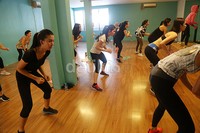 Zumba ngebakar kalori banget, ujarnya.