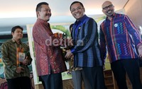 Menteri Perindustrian Saleh Husin menyerahkan penghargaan The Best Green Awards 2015 kepada Dir Operasional Garuda Indonesia Novianto Herupratomo.