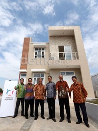 Komisaris Toyota Housing Indonesia Tadashi Yamashina, Presiden Direktur THI Akihiro Hara, Wakil Presiden Direktur THI Masahiro Nonami dan jajaran direksi menghadiri peluncuran Toyota Model House.