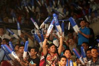 Para suporter menepuk-nepukkan balon untuk menyemangati pebulutangkis Indonesia.