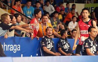 Jonatan Christie melintas di depan pendukungnya. Tunggal putra berusia 17 tahun itu melangkah ke perempatfinal BCA Indonesia Open 2015 setelah menang atas Lee Hyun Il.