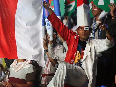 Aksi Heboh Suporter Indonesia di Istora