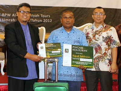 Kembalikan Barang Penumpang, Sopir Taksi Dihadiahi Umrah