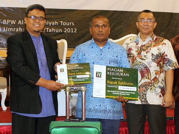 Kembalikan Barang Penumpang, Sopir Taksi Dihadiahi Umrah