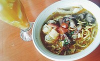 Soto Mie Bang Simin yang enak ditemani dengan es kelapa utuh dengan gula merah.