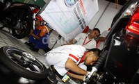 Para siswa mengikuti uji kompetensi teknik sepeda motor Honda.