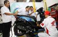 Deputy Head of Corporate Communication A. Muhibbuddin, Senior Manager Technical Training Handy Hariko dan direktur HR, GA, SI dan IT Markus Budiman saat meninjau honda training contest di Honda Training Center, Jakarta, Kamis (4/6/2015).