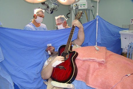 Wah! Pria Ini Jalani Operasi Tumor Otak Sambil Bermain Gitar