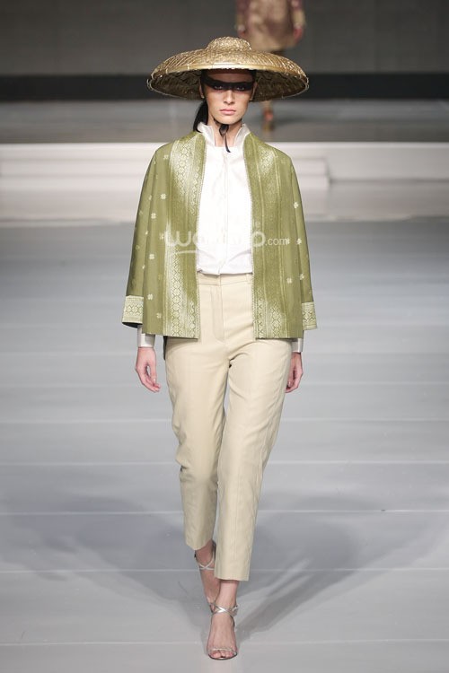 KRATON by Auguste Soesastro. Cita Tenun Indonesia. Jakarta Fashion & Food Festival 2015 at Ballroom Harris Hotel. Kelapa Gading. Jakarta. [Foto: Mohammad Abduh/Wolipop]