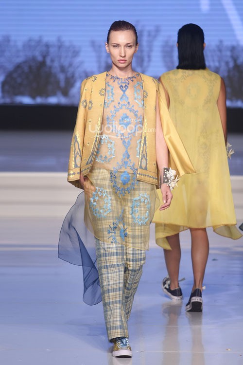 Balijava by Denny Wirawan Ocean Mood. Cita Tenun Indonesia. Jakarta Fashion & Food Festival 2015 at Ballroom Harris Hotel. Kelapa Gading. Jakarta. [Foto: Mohammad Abduh/Wolipop]