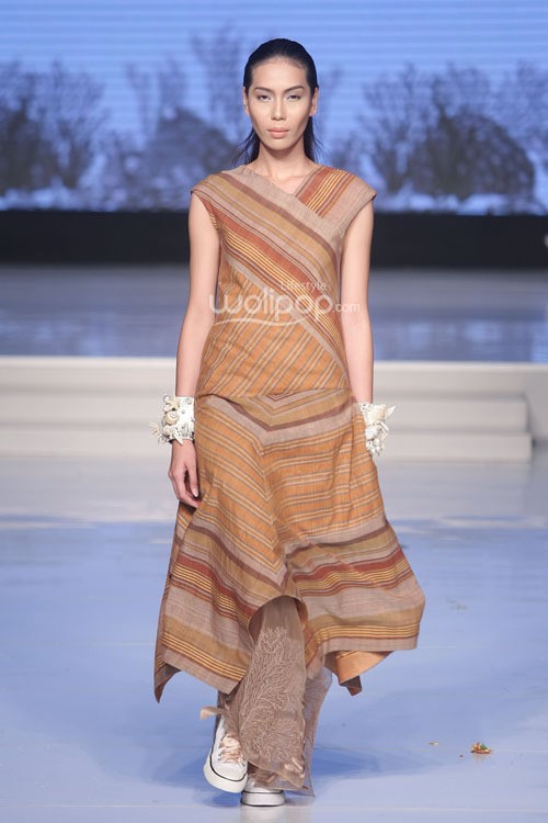 Balijava by Denny Wirawan Ocean Mood. Cita Tenun Indonesia. Jakarta Fashion & Food Festival 2015 at Ballroom Harris Hotel. Kelapa Gading. Jakarta. [Foto: Mohammad Abduh/Wolipop]