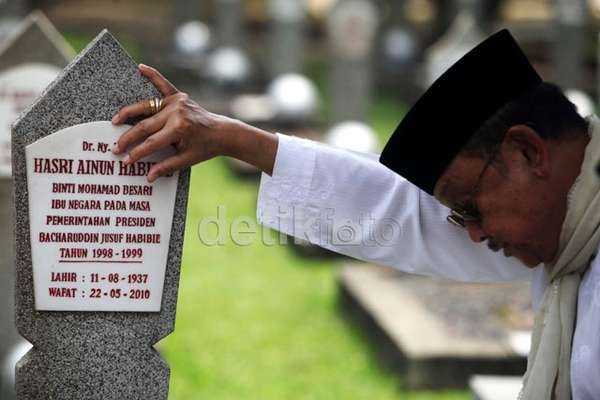 Cerita Penjaga Makam yang Tersentuh Melihat Doa Habibie Untuk Sang Istri