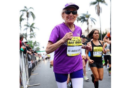 Hebat! Nenek Ini Ikut Lomba Lari Maraton 42 Km di Usia 92 Tahun