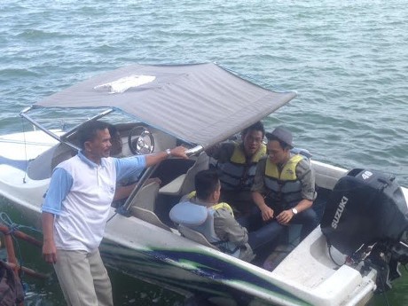 Rehat di Karang Kates, Risers Main Speed Boat Lagi