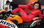 2 Gadis Seksi di Booth Honda