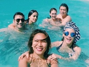 Liburan Bareng Pacar, Luna Maya Dipeluk-peluk
