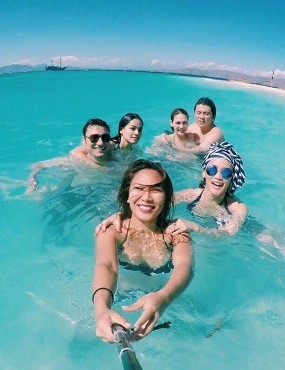 Liburan Bareng Pacar, Luna Maya Dipeluk-peluk