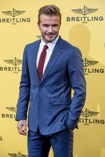 Hot Daddy! David Beckham Gagah Berjas Biru