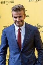 Hot Daddy! David Beckham Gagah Berjas Biru