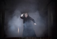     Ya, sosok nenek tua bergaun hitam serta berkerudung pengantin alias 'The Bride in Black' muncul dari kepulan asap tebal. Alberto E. Rodriguez/Getty Images/detikFoto.