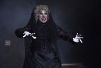     Di panggung, 'The Bride in Black' meminta para pengunjung menyerahkan rohnya. Alberto E. Rodriguez/Getty Images/detikFoto.