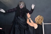     Seperti di film, aktris Lin Shaye (Elise) mencoba menenangkan roh jahat tersebut. Alberto E. Rodriguez/Getty Images/detikFoto.