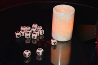     Sebuah alat komunikasi roh berupa dadu abjad yang digunakan Elise juga diperlihatkan. Alberto E. Rodriguez/Getty Images/detikFoto.