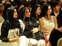 Aura bersama Zaskia dan Shireen Sungkar saat ditemui di Garden Ballroom, Hotel Darmawangsa, Kebayoran Baru, Jakarta Selatan. Pool/Noel/detikFoto.