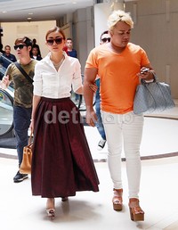 Mirip dengan Syahrini, Bella Shofie tampil mengenakan kemeja putih, rok maxi warna burgundi. Bella pun tak lupa menenteng tas Hermes coklat mudanya.