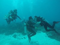 Luna dan Reino tampak sangat menikmati liburan mereka di laut Flores. (Instagram/Luna Maya)