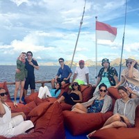 Tak hanya berdua, Luna dan Reino juga berlibur bersama teman-temannya. Di antaranya pasangan Titi Kamal dan Christian Sugiono. (Instagram/Titi Kamal)