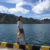 Luna Maya dan keindahan Pulau Komodo.