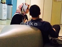 Malam itu, Shinta nampak ditemani seorang pria berkacamata. (dok. detikhot)