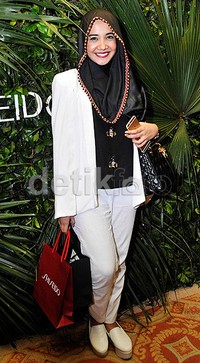 Zaskia tampil dengan dengan hijab dan blus hitam dipadu dengan setelan blazer dan celana serta sepatu serba putih. Pool/Noel/detikFoto.