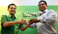 Direktur Keuangan PT Citilink Indonesia Mega Satria (kiri) memberikan miniatur pesawat kepada President Director Air Timor Belchior Fransisco Bento Alves Pereira (kanan) di kantor pusat Citilink Jakarta, Jumat (5/6/2015).
