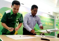 Direktur Keuangan PT Citilink Indonesia Mega Satria (kiri) dan President Director Air Timor Belchior Fransisco Bento Alves Pereira (kanan) melakukan penandatanganan kerjasama.