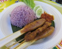 Nasi pulen dengan tambahan ubi ungu ternyata enak juga dipadukan dengan sate lilit yang lembut berserat. Dengan rasa gurih dan sedikit manis, Anda dapat mencocol sambal Honje yang dipadukan dengan bunga kecombrang.