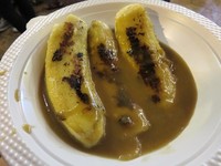 Pisang uli berukuran cukup besar dipenyet kemudian di panggang. Pisangnya disiram dengan saus kinca yang ditambah dengan durian yang nikmat.