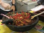 Enaknya Menyantap Pisang Bersiram Saus Kinca dan Es Durian yang Manis Lembut