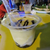 Es durian dari Iko Gantinyo memang tak ada duanya. Es serut lembut yang dipadukan dengan cincau dan nata de coco ditambahkan dengan jus durian yang nikmat dengan tambahan susu cokelat.