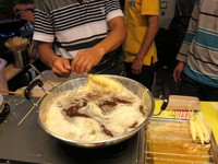 Jajanan SD ini bisa Anda cicip. Telur yang dikocok dengan garam digulung dengan lidi. Teksturnya lembut dan rasanya gurih!