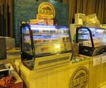 Enaknya Menyantap Pisang Bersiram Saus Kinca dan Es Durian yang Manis Lembut