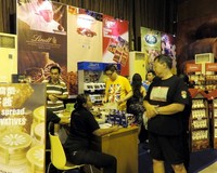 Beragam produk dari beberapa negara seperti cokelat dan keju ada di sini.