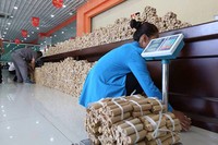 Untuk melayani transaksi dengan Gan, diler tempat pembelian mobil itu harus mengerahkan 10 orang karyawannya. Pool/dok CCTV.